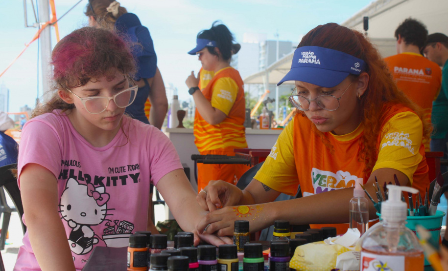 Universidades ampliam presença no Verão Maior Paraná com ações educativas no Litoral