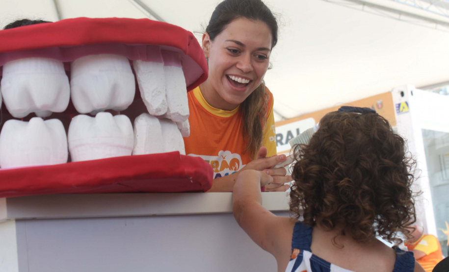Universidades ampliam presença no Verão Maior Paraná com ações educativas no Litoral