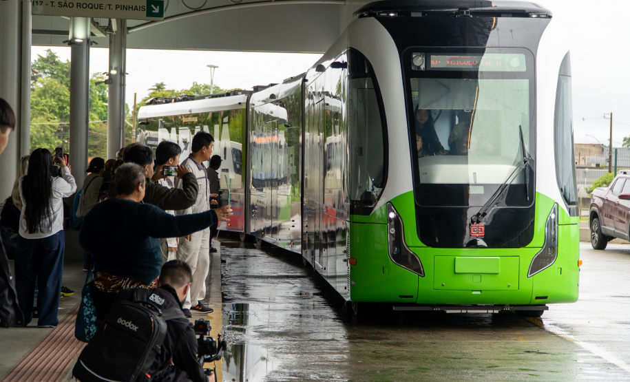 População se surpreende com tecnologia e aprova primeira viagem do Bonde Urbano Digital