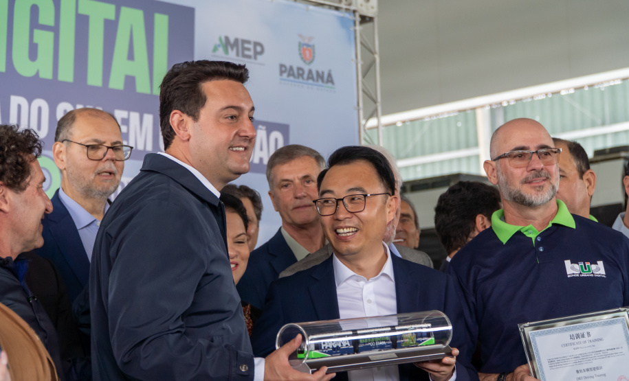 População se surpreende com tecnologia e aprova primeira viagem do Bonde Urbano Digital