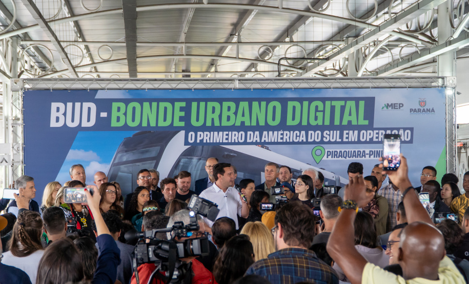 População se surpreende com tecnologia e aprova primeira viagem do Bonde Urbano Digital