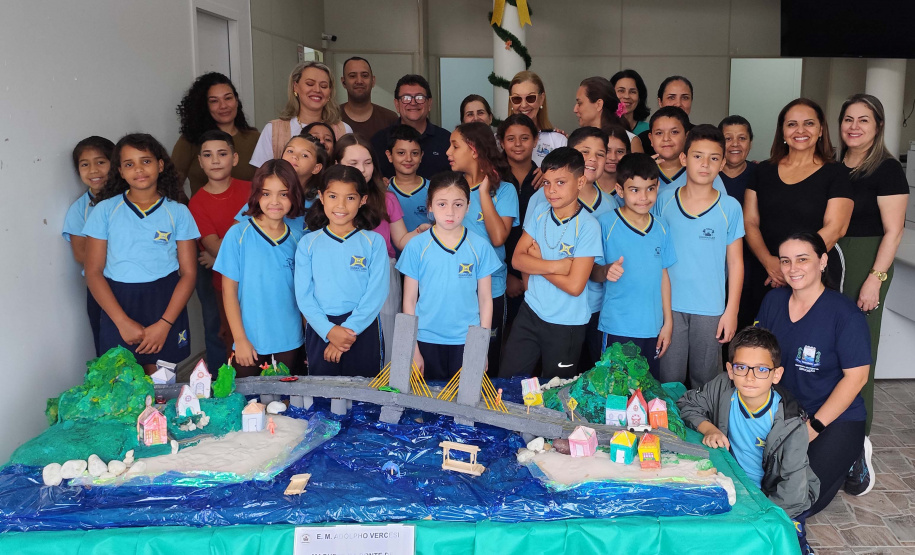 Alunos de escola municipal fazendo trabalho escolar sobre a Ponte de Guaratuba