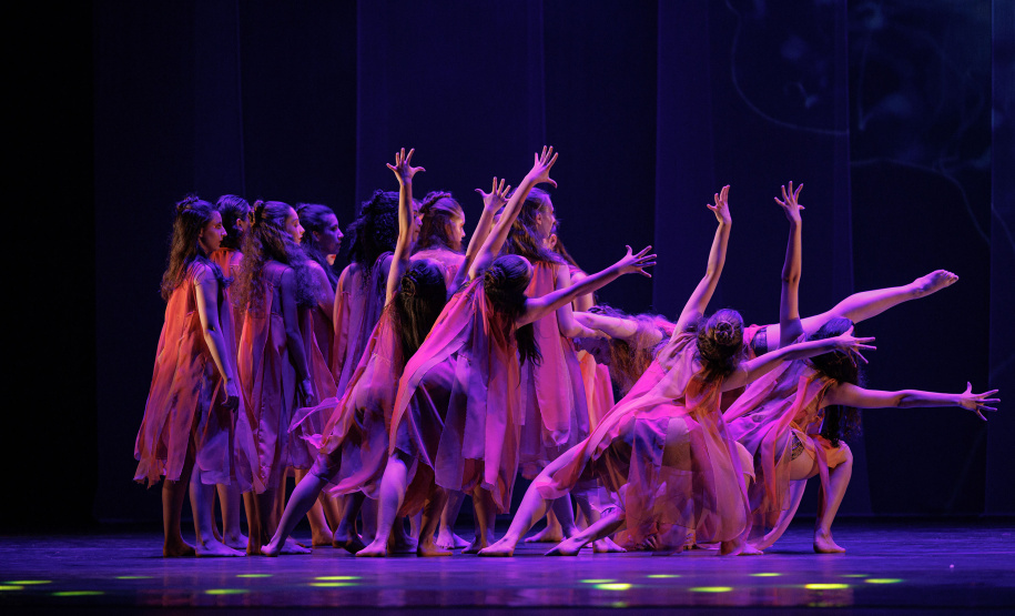 Formatura marca a última noite de “ALGO/RITMO” no Guairão, que reuniu quase 3 mil pessoas em duas apresentações