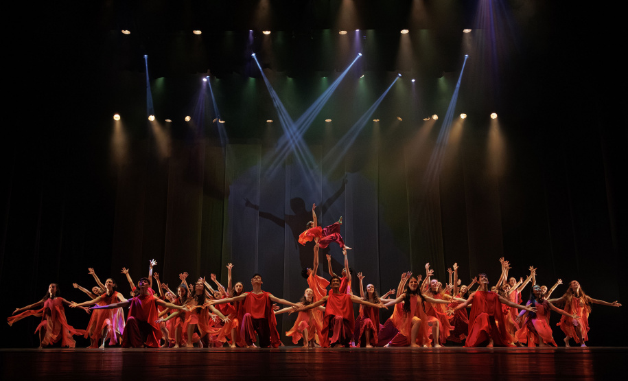 Formatura marca a última noite de “ALGO/RITMO” no Guairão, que reuniu quase 3 mil pessoas em duas apresentações