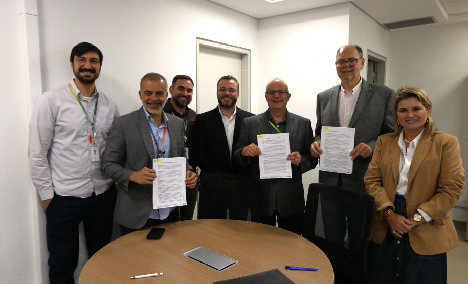 Estado firma parceria com o CNPEM para cooperação em projetos de IA e materiais recicláveis na UEL