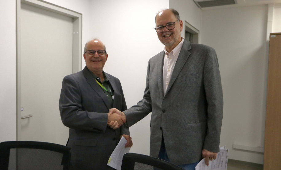 Estado firma parceria com o CNPEM para cooperação em projetos de IA e materiais recicláveis na UEL