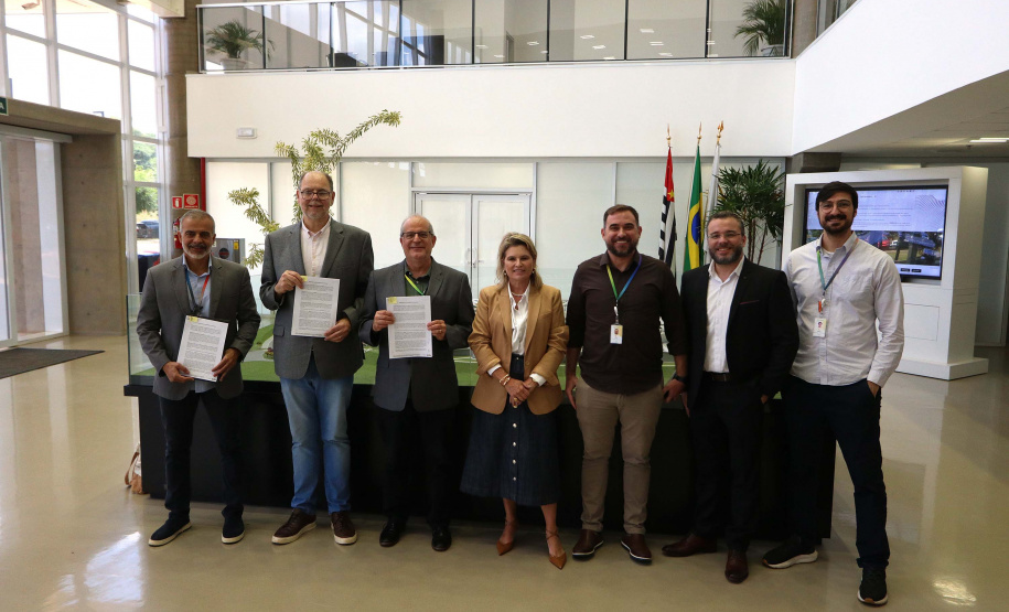 Estado firma parceria com o CNPEM para cooperação em projetos de IA e materiais recicláveis na UEL