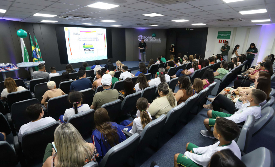 Porto Escola completa 10 anos e premia alunos com passeio pela Baía de Paranaguá