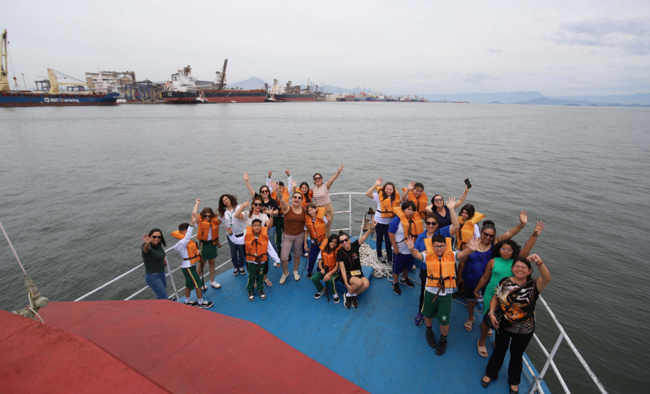 Porto Escola completa 10 anos e premia alunos com passeio pela Baía de Paranaguá