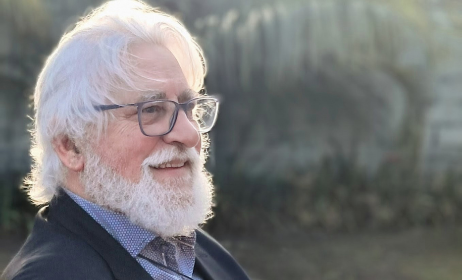 SEEC - Museu Casa Alfredo Andersen recebe Luiz Caron para lançamento de novo livro de contos