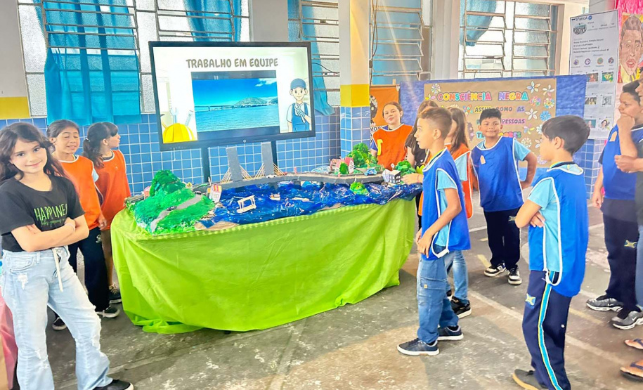 Alunos de escola municipal fazendo trabalho escolar sobre a Ponte de Guaratuba