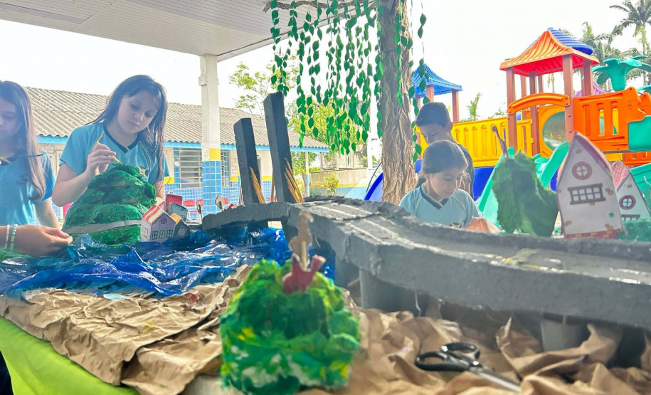 Alunos de escola municipal fazendo trabalho escolar sobre a Ponte de Guaratuba