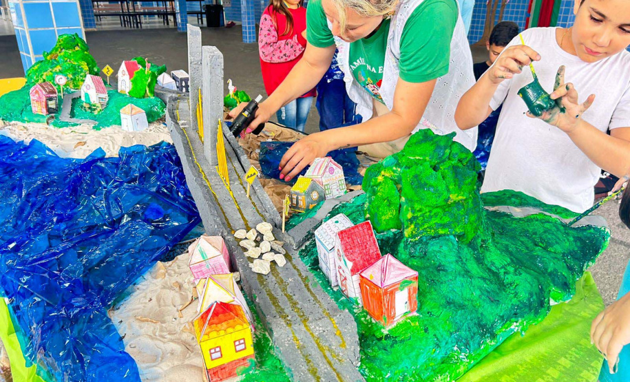 Alunos de escola municipal fazendo trabalho escolar sobre a Ponte de Guaratuba