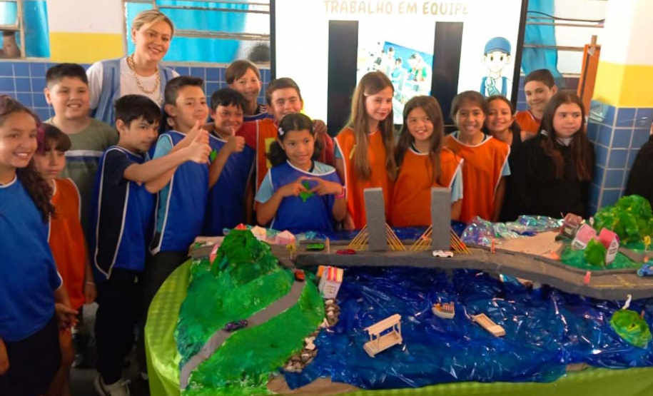 Alunos de escola municipal fazendo trabalho escolar sobre a Ponte de Guaratuba