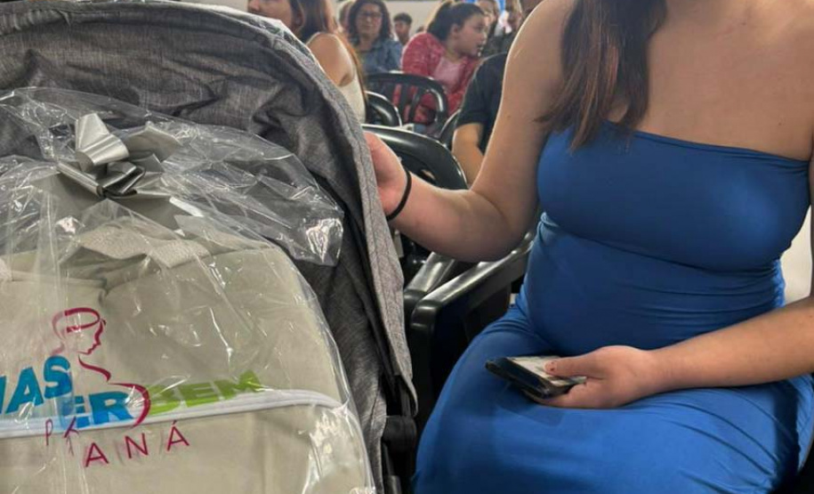 Programa que entrega carrinho de bebê para famílias carentes já alcançou mais de duas mil beneficiadas