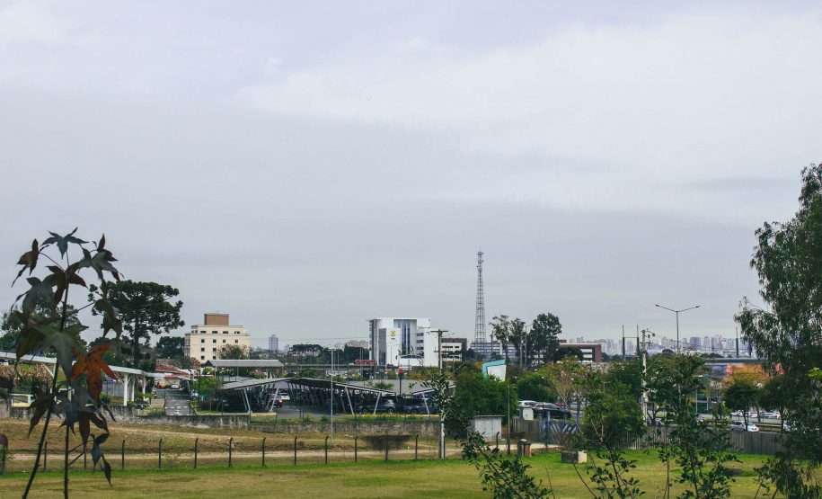 APÓS SEMANA DE CALOR INTENSO, 2026 CHEGA COM CHUVA E TEMPERATURAS MAIS AMENAS AO PARANÁ
