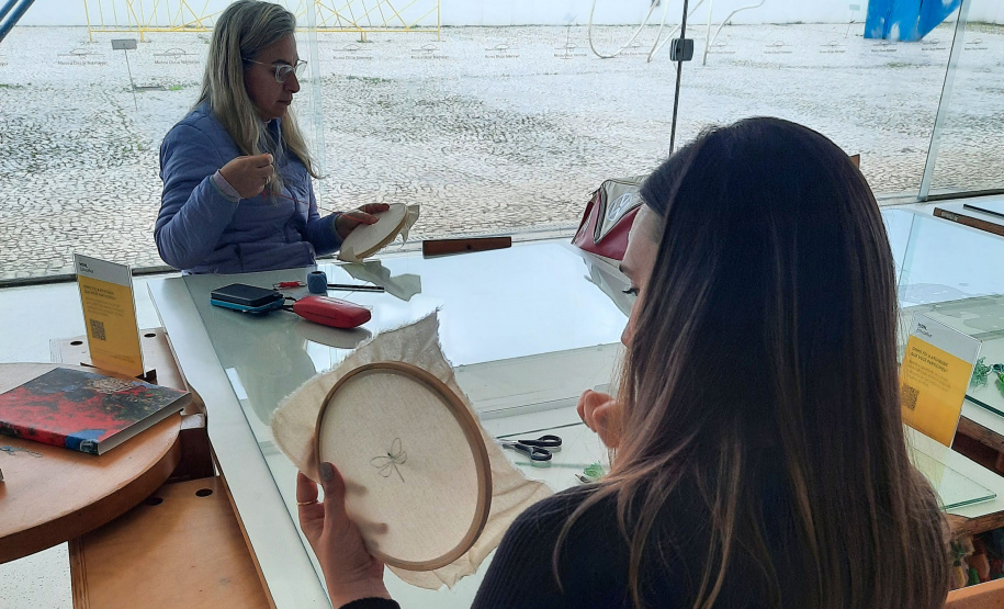 MON oferece oficina de bordado em dezembro