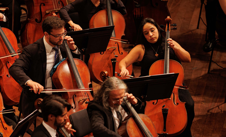 Com teatro lotado, Orquestra Sinfônica do Paraná encerra temporada 2025 no Guairão celebrando um ano histórico