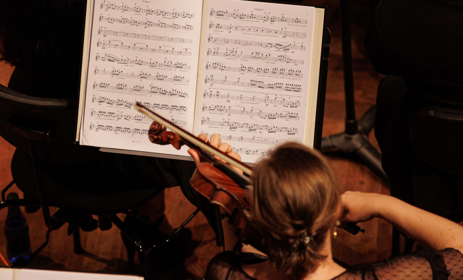 Com teatro lotado, Orquestra Sinfônica do Paraná encerra temporada 2025 no Guairão celebrando um ano histórico