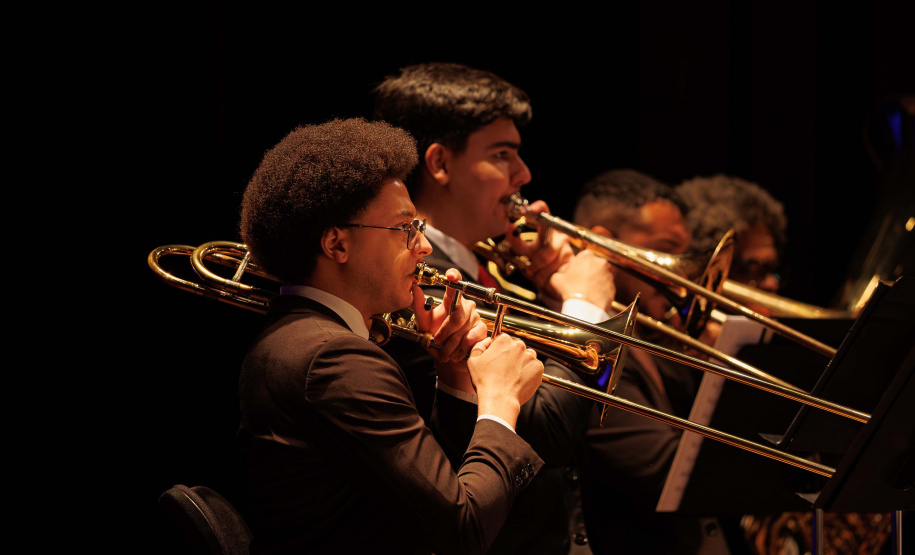 Com teatro lotado, Orquestra Sinfônica do Paraná encerra temporada 2025 no Guairão celebrando um ano histórico