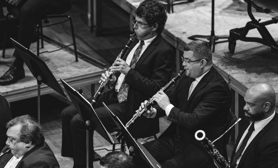 Com teatro lotado, Orquestra Sinfônica do Paraná encerra temporada 2025 no Guairão celebrando um ano histórico