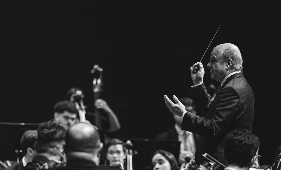Com teatro lotado, Orquestra Sinfônica do Paraná encerra temporada 2025 no Guairão celebrando um ano histórico