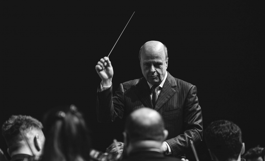 Com teatro lotado, Orquestra Sinfônica do Paraná encerra temporada 2025 no Guairão celebrando um ano histórico