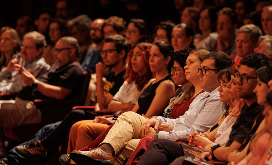 Com teatro lotado, Orquestra Sinfônica do Paraná encerra temporada 2025 no Guairão celebrando um ano histórico