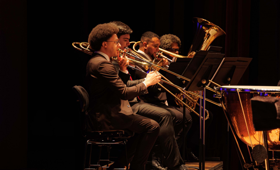 Com teatro lotado, Orquestra Sinfônica do Paraná encerra temporada 2025 no Guairão celebrando um ano histórico