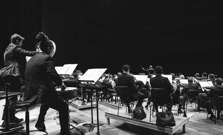 Com teatro lotado, Orquestra Sinfônica do Paraná encerra temporada 2025 no Guairão celebrando um ano histórico