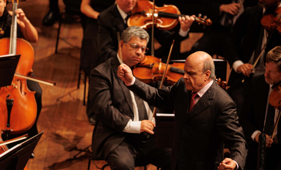 Com teatro lotado, Orquestra Sinfônica do Paraná encerra temporada 2025 no Guairão celebrando um ano histórico