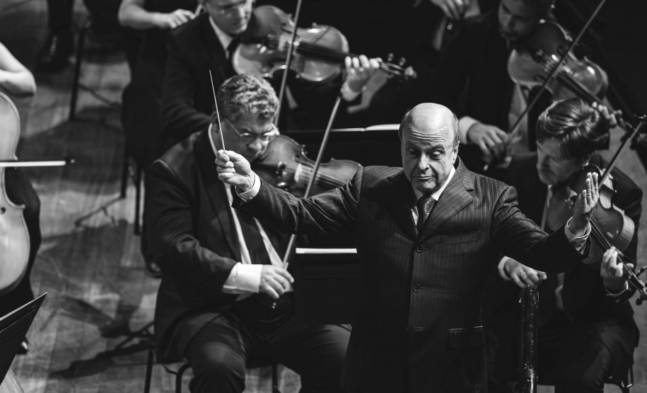 Com teatro lotado, Orquestra Sinfônica do Paraná encerra temporada 2025 no Guairão celebrando um ano histórico