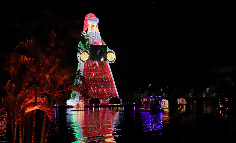 Maior Papai Noel do mundo fica no Paraná