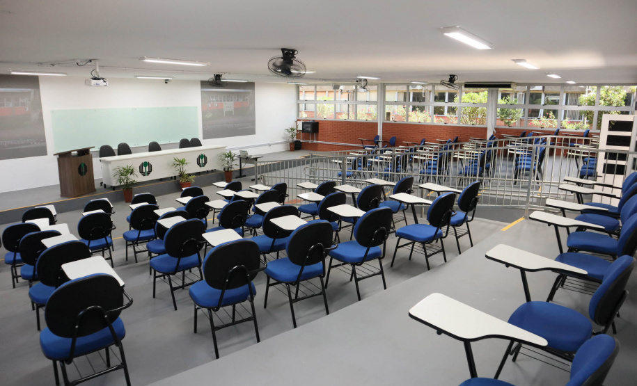 UEL ganha auditório revitalizado com capacidade para 100 pessoas e sistema de audiovisual