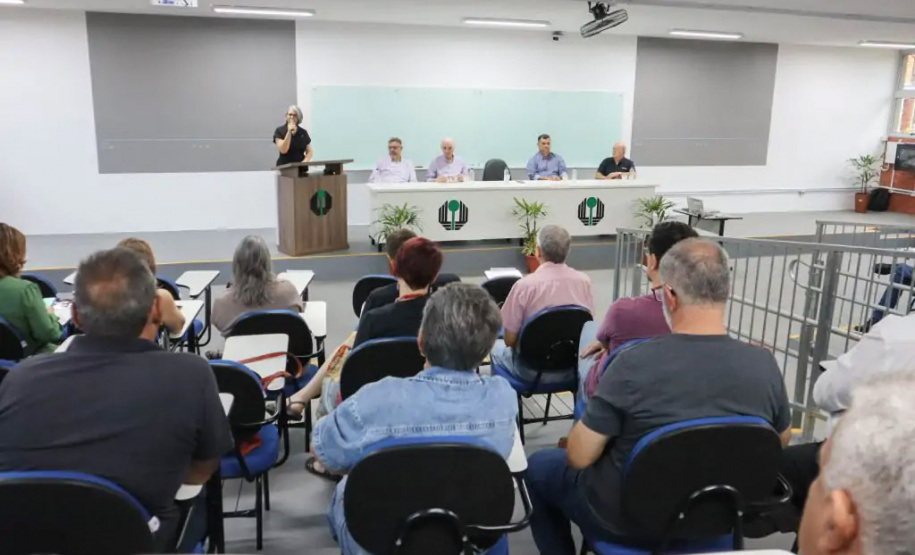 UEL ganha auditório revitalizado com capacidade para 100 pessoas e sistema de audiovisual