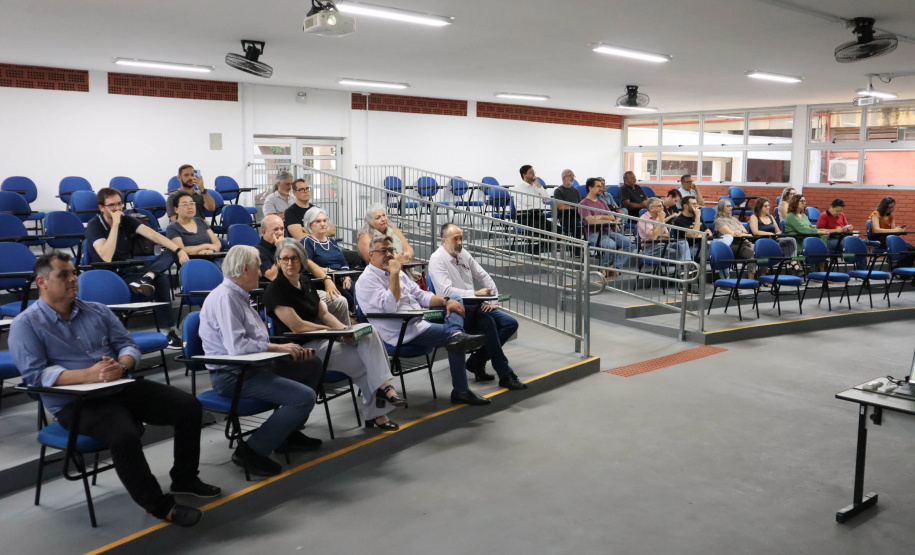 UEL ganha auditório revitalizado com capacidade para 100 pessoas e sistema de audiovisual