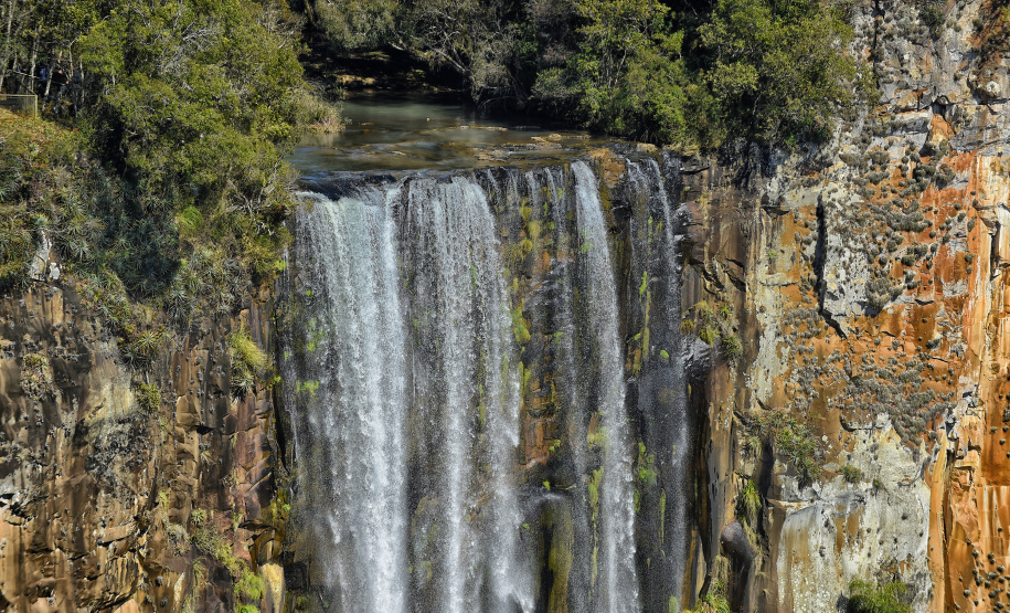 Cinco dicas de cachoeiras para curtir o Verão no Paraná próximo à natureza.