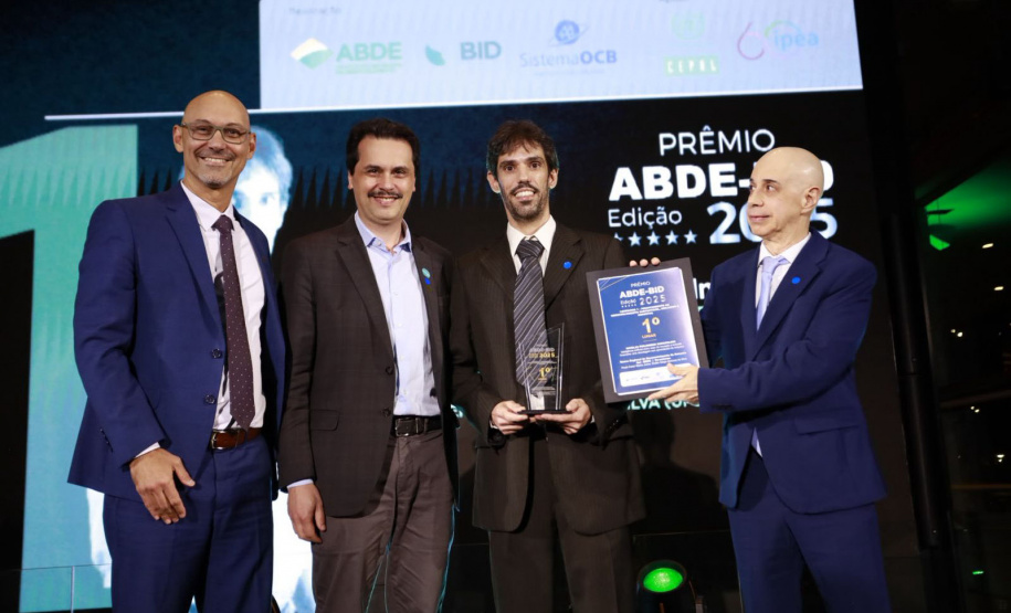 BRDE conquista 1º lugar no Prêmio ABDE-BID 2025 com artigo sobre inteligência artificial e inclusão financeira