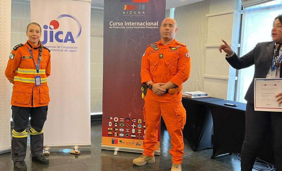 Bombeira conclui curso no Chile e projeta avanços na prevenção de incêndios florestais no Paraná