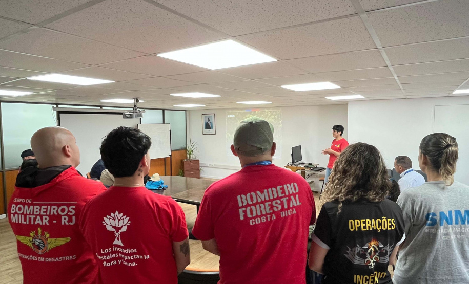 Bombeira conclui curso no Chile e projeta avanços na prevenção de incêndios florestais no Paraná