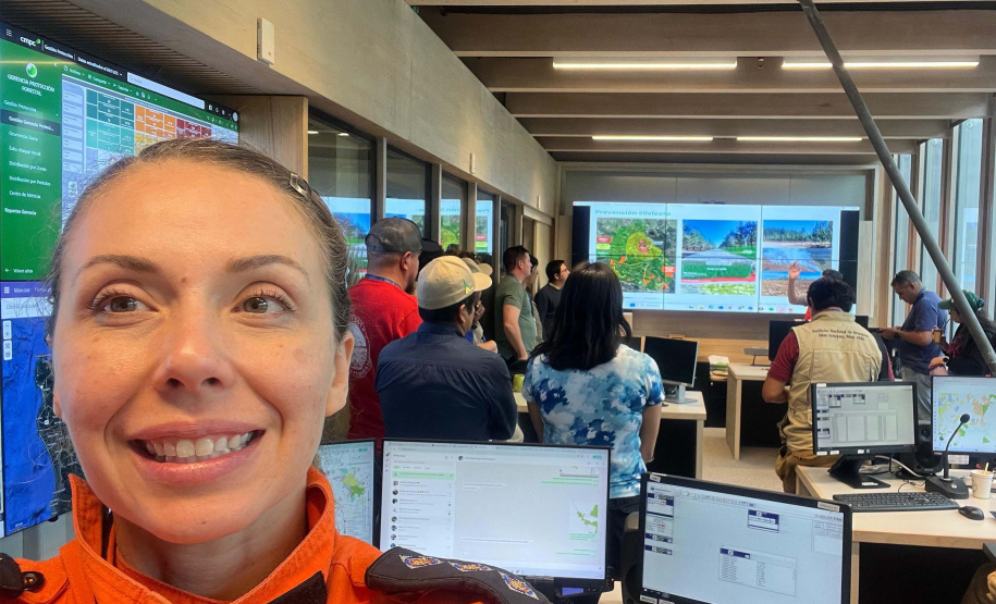 Bombeira conclui curso no Chile e projeta avanços na prevenção de incêndios florestais no Paraná