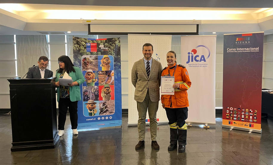 Bombeira conclui curso no Chile e projeta avanços na prevenção de incêndios florestais no Paraná