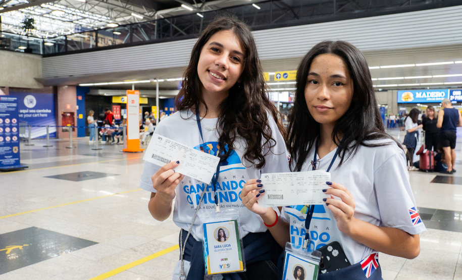 Com emoção e expectativas, 26 estudantes do Paraná embarcam para o Reino Unido pelo Programa Ganhando o Mundo