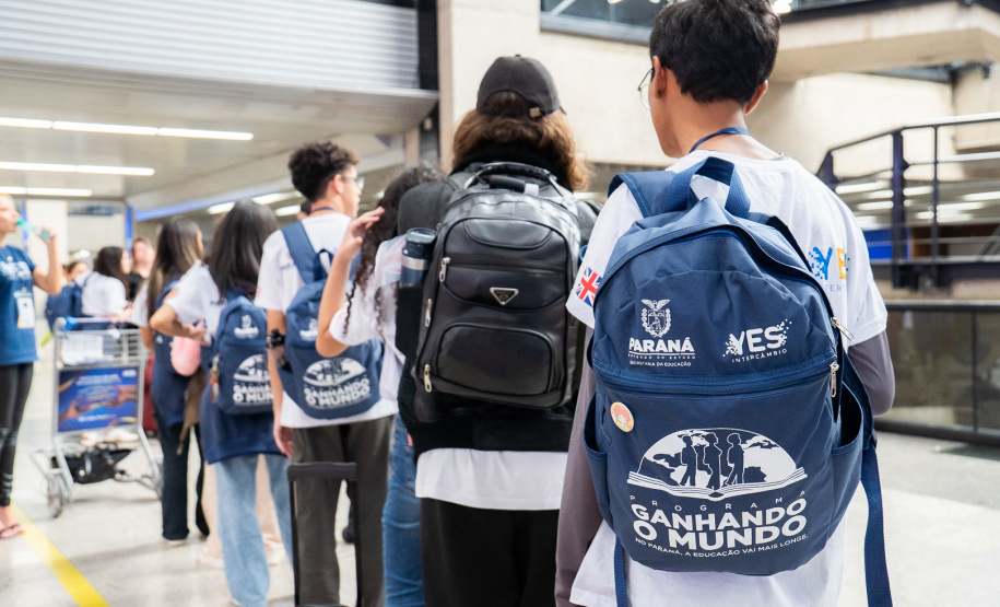 Com emoção e expectativas, 26 estudantes do Paraná embarcam para o Reino Unido pelo Programa Ganhando o Mundo