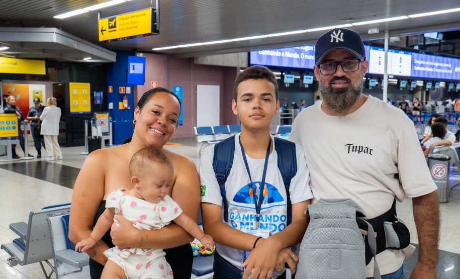 Com emoção e expectativas, 26 estudantes do Paraná embarcam para o Reino Unido pelo Programa Ganhando o Mundo