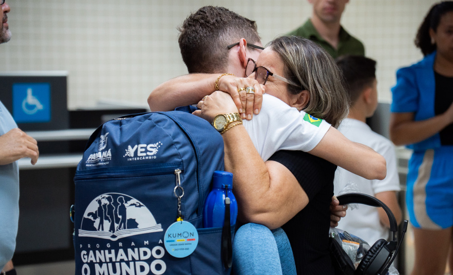 Com emoção e expectativas, 26 estudantes do Paraná embarcam para o Reino Unido pelo Programa Ganhando o Mundo