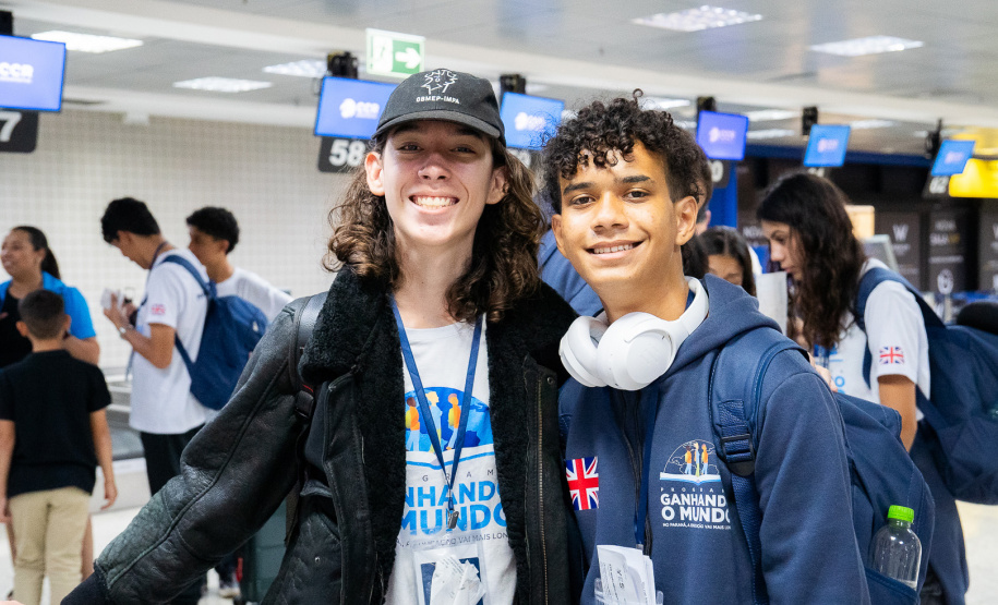 Com emoção e expectativas, 26 estudantes do Paraná embarcam para o Reino Unido pelo Programa Ganhando o Mundo
