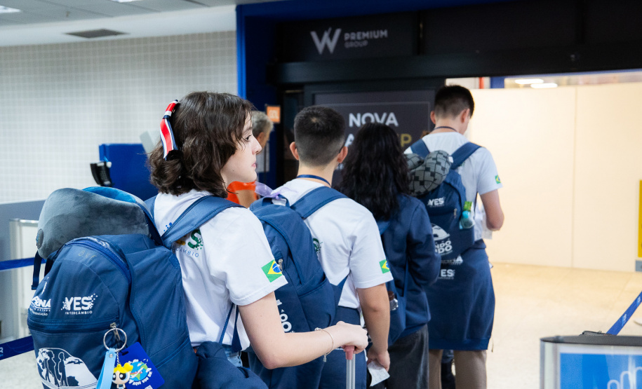Com emoção e expectativas, 26 estudantes do Paraná embarcam para o Reino Unido pelo Programa Ganhando o Mundo