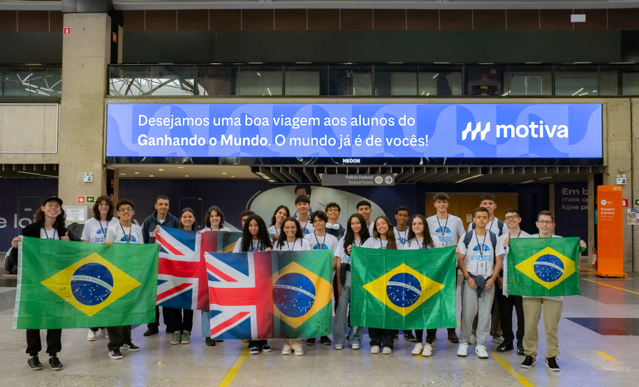 Com emoção e expectativas, 26 estudantes do Paraná embarcam para o Reino Unido pelo Programa Ganhando o Mundo