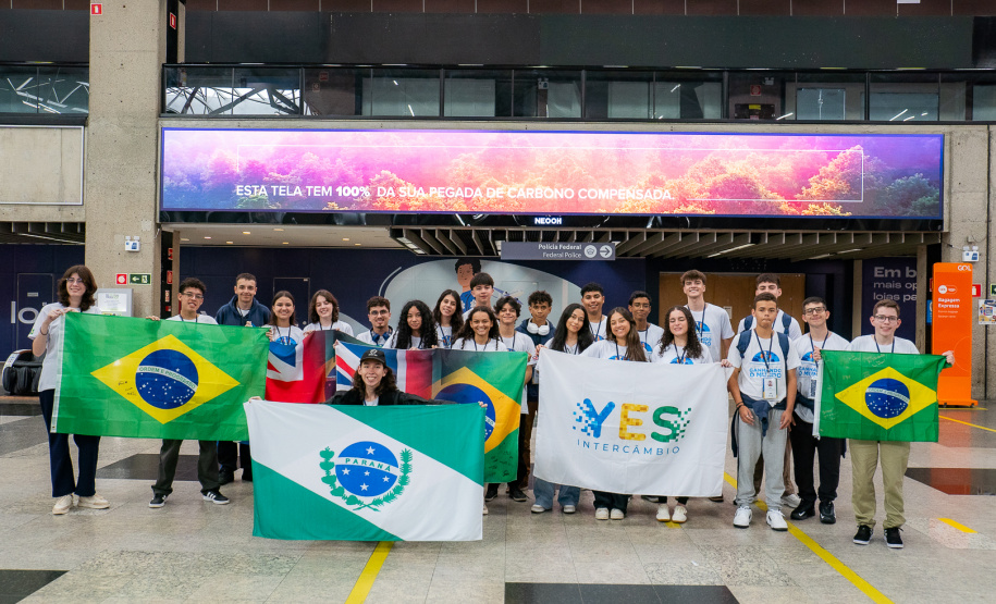 Com emoção e expectativas, 26 estudantes do Paraná embarcam para o Reino Unido pelo Programa Ganhando o Mundo